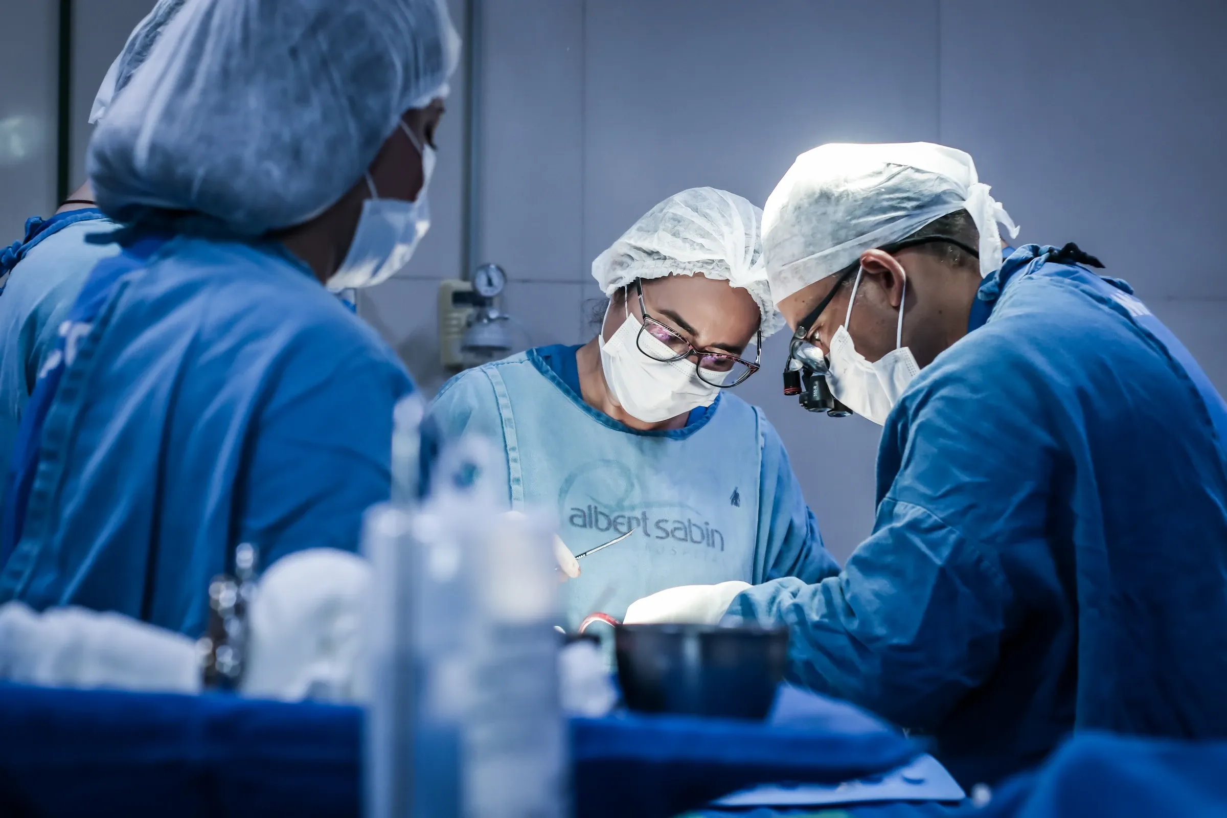 Dr. Áureo de Andrade e equipe durante cirurgia