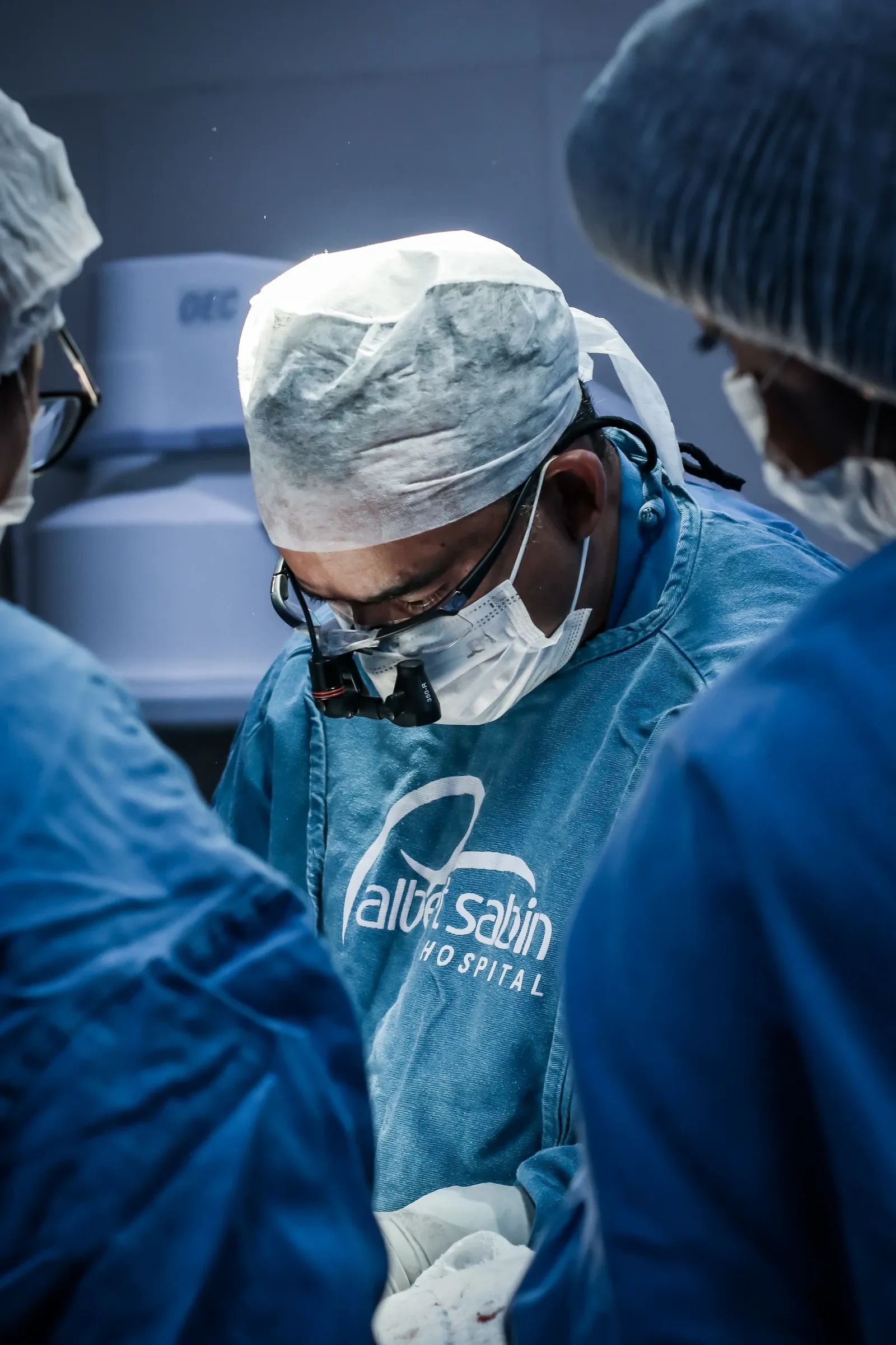 Dr. Áureo de Andrade durante cirurgia em hospital